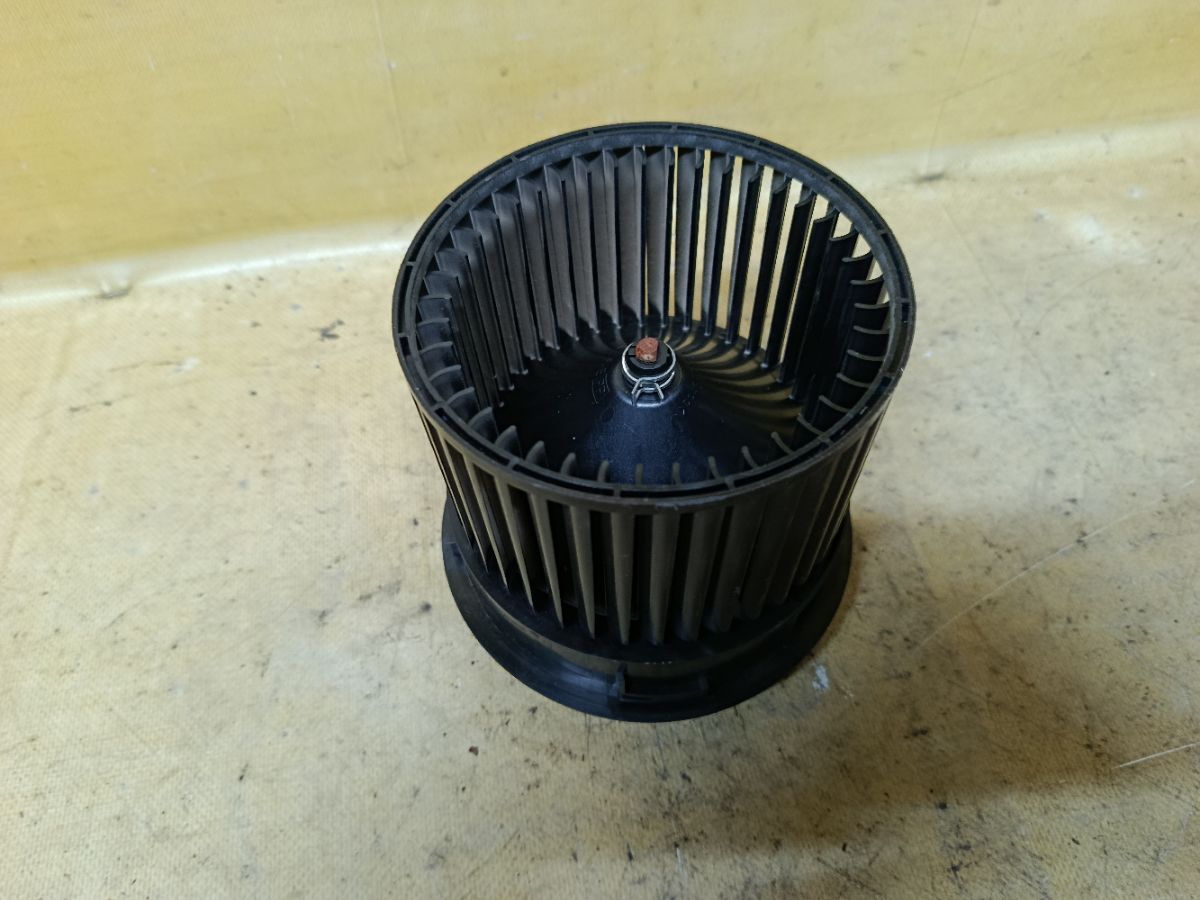 Мотор печки на Nissan Cube Z12 Фото 2