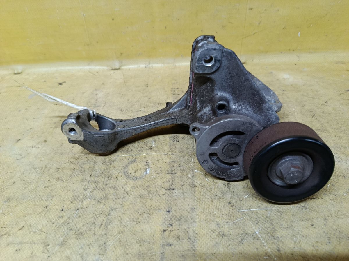 Ролик натяжной на Nissan Note E12 HR12DDR Фото 1