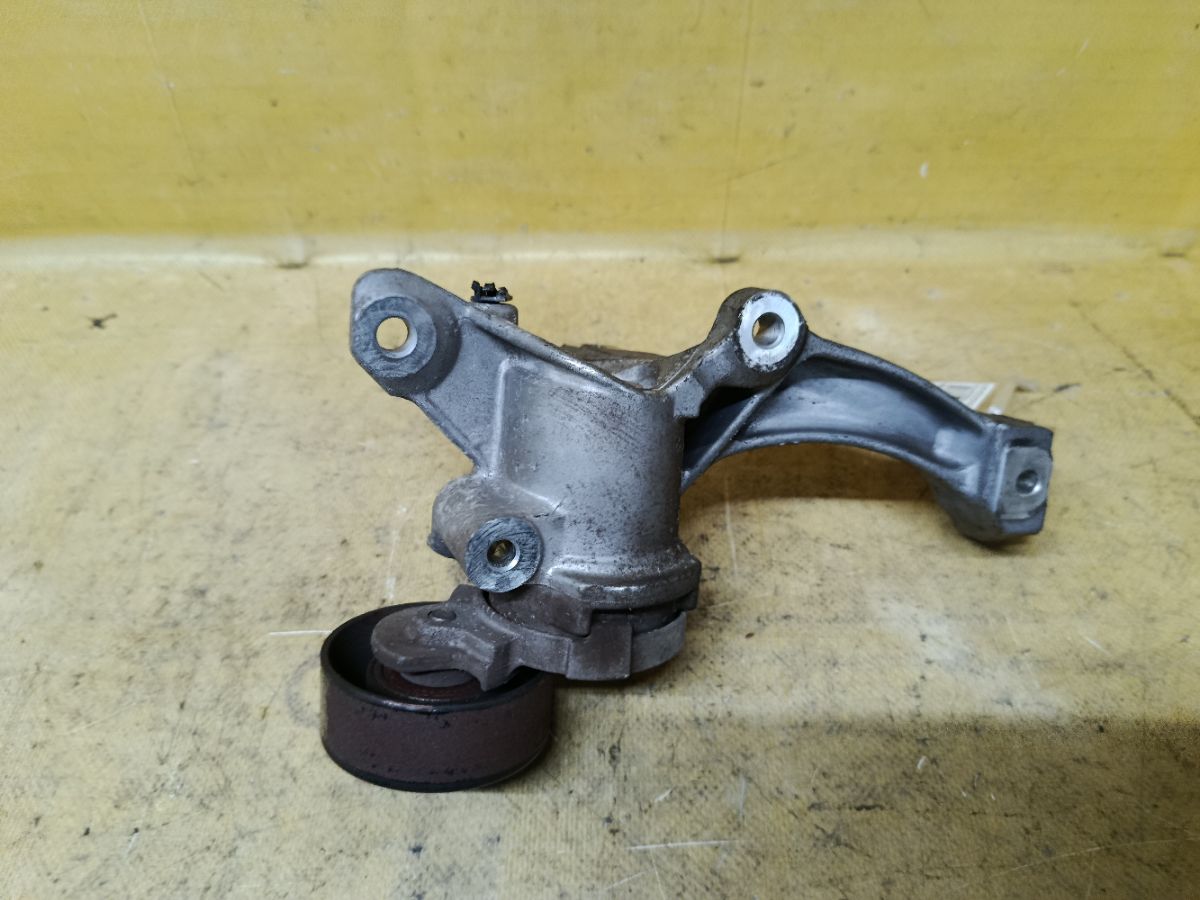 Ролик натяжной на Nissan Note E12 HR12DDR Фото 3