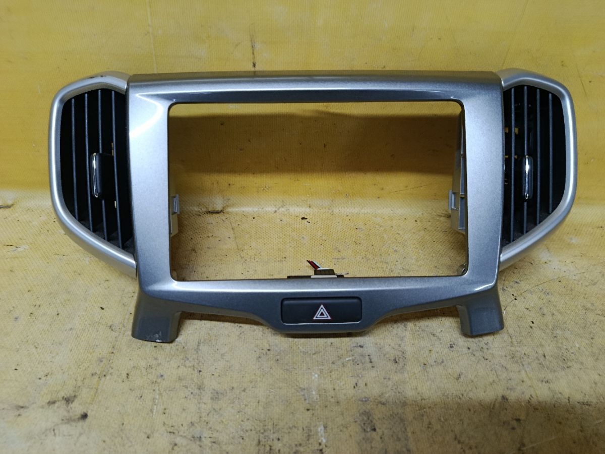 Консоль магнитофона 73821-81P1 на Suzuki Solio MA36S Фото 1