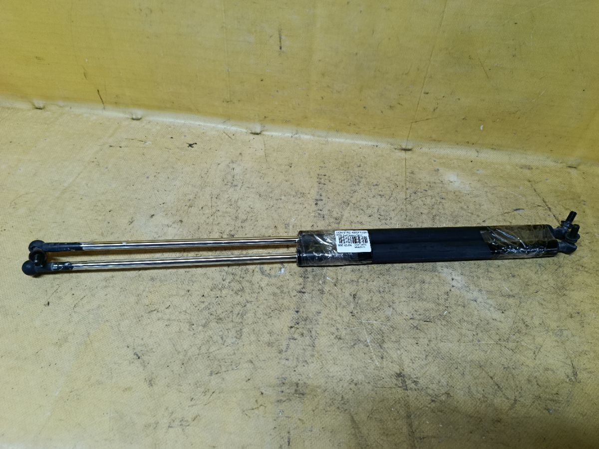 Амортизатор двери на Honda Stream RN6 Фото 1