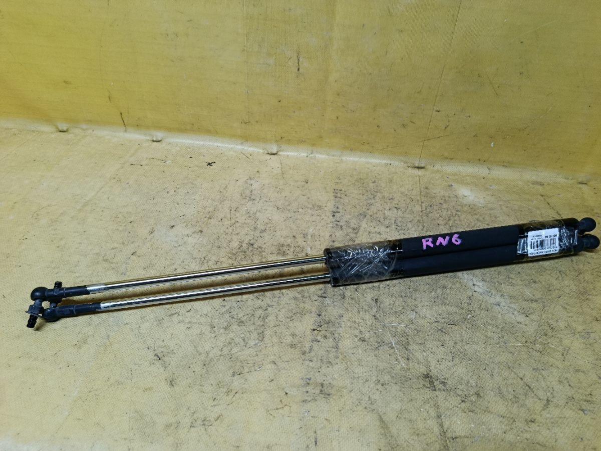 Амортизатор двери на Honda Stream RN6 Фото 2