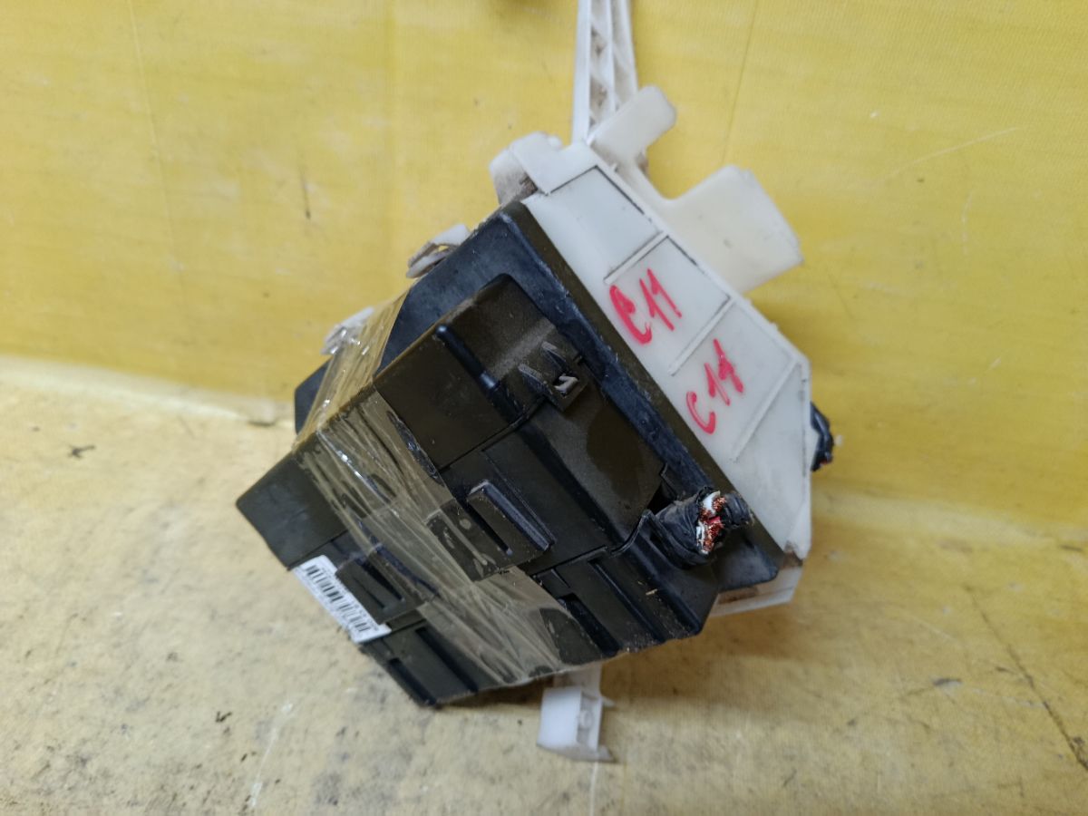 Блок предохранителей на Nissan Tiida C11 HR15DE Фото 2