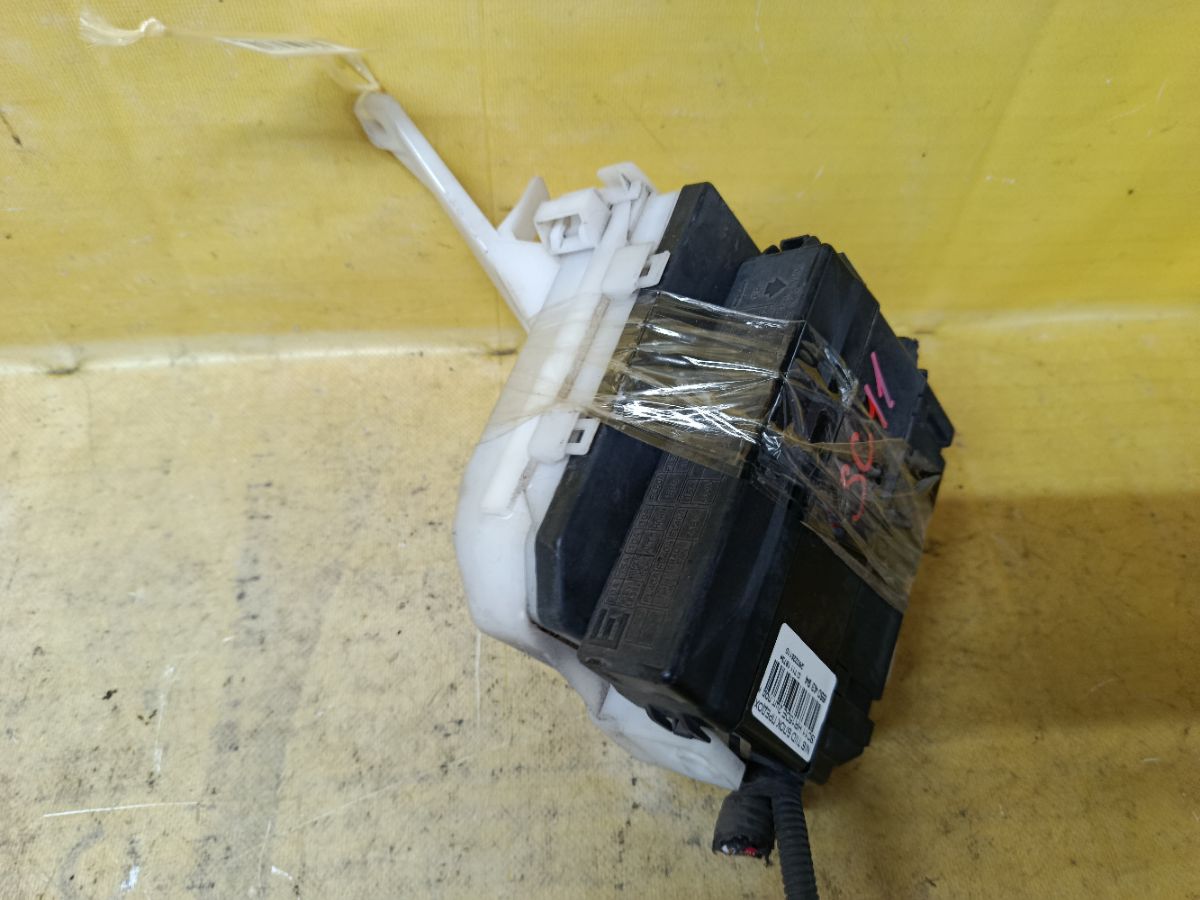 Блок предохранителей на Nissan Tiida Latio SC11 HR15DE Фото 2