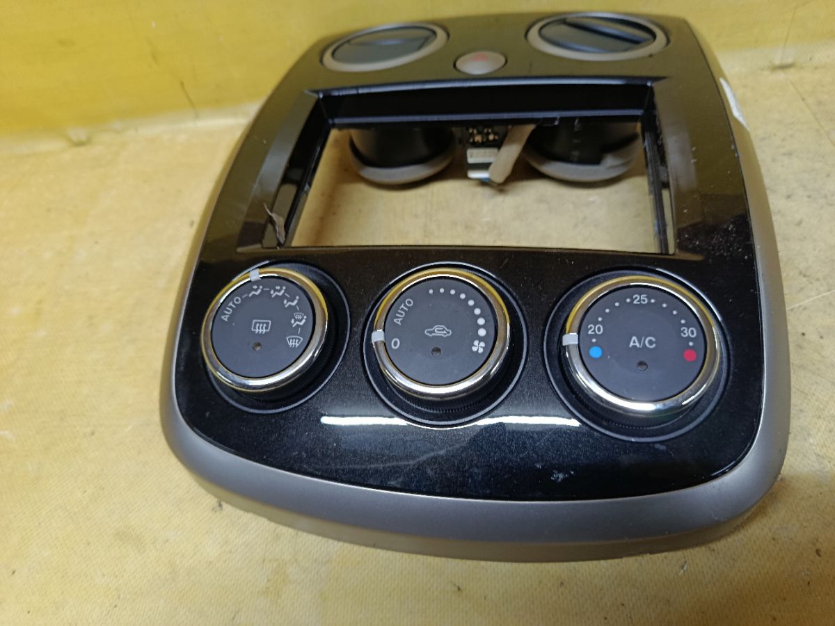 Блок управления климатконтроля на Mazda Verisa DC5W ZY-VE Фото 3