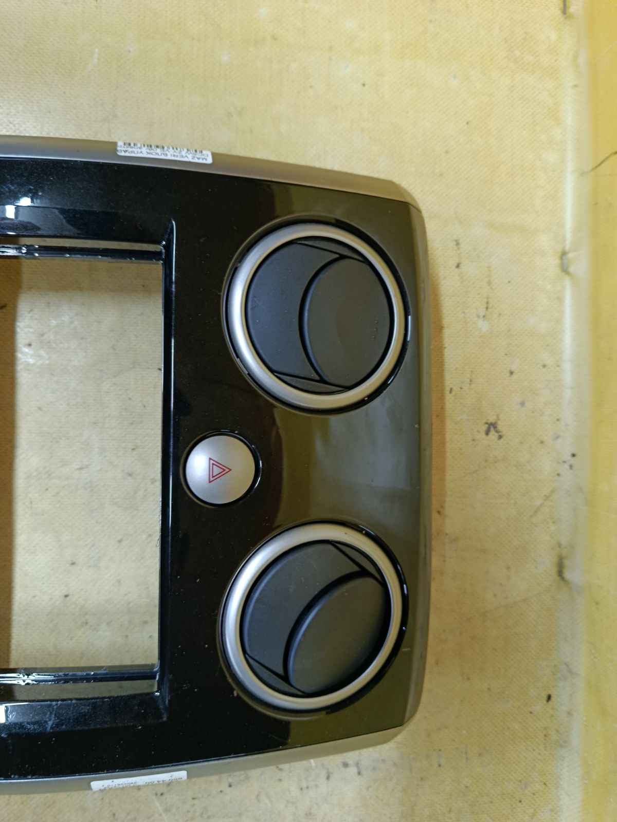 Блок управления климатконтроля на Mazda Verisa DC5W ZY-VE Фото 4