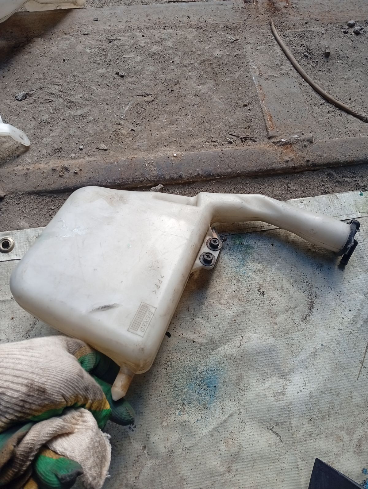 Бачок расширительный 16470-74300, 16470-74350 на Toyota Gaia SXM10G 3S-FE Фото 5