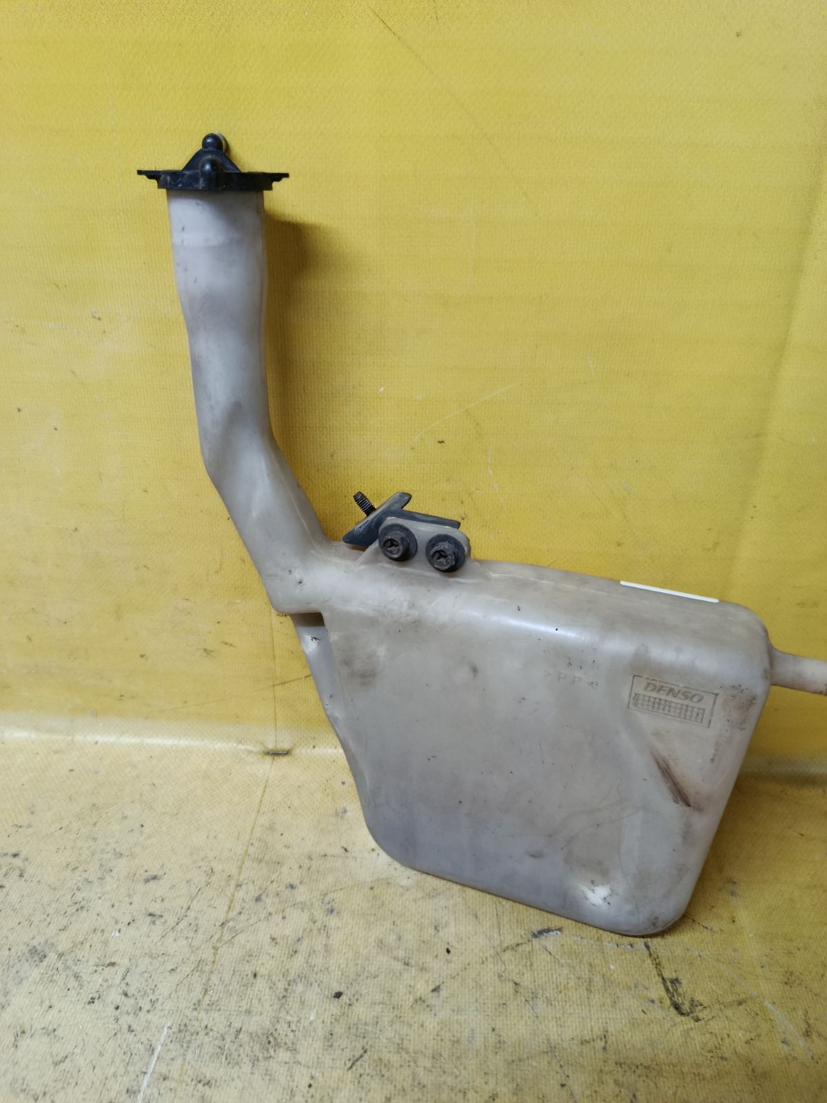 Бачок расширительный 16470-74300, 16470-74350 на Toyota Gaia ACM10G 1AZ-FSE Фото 2