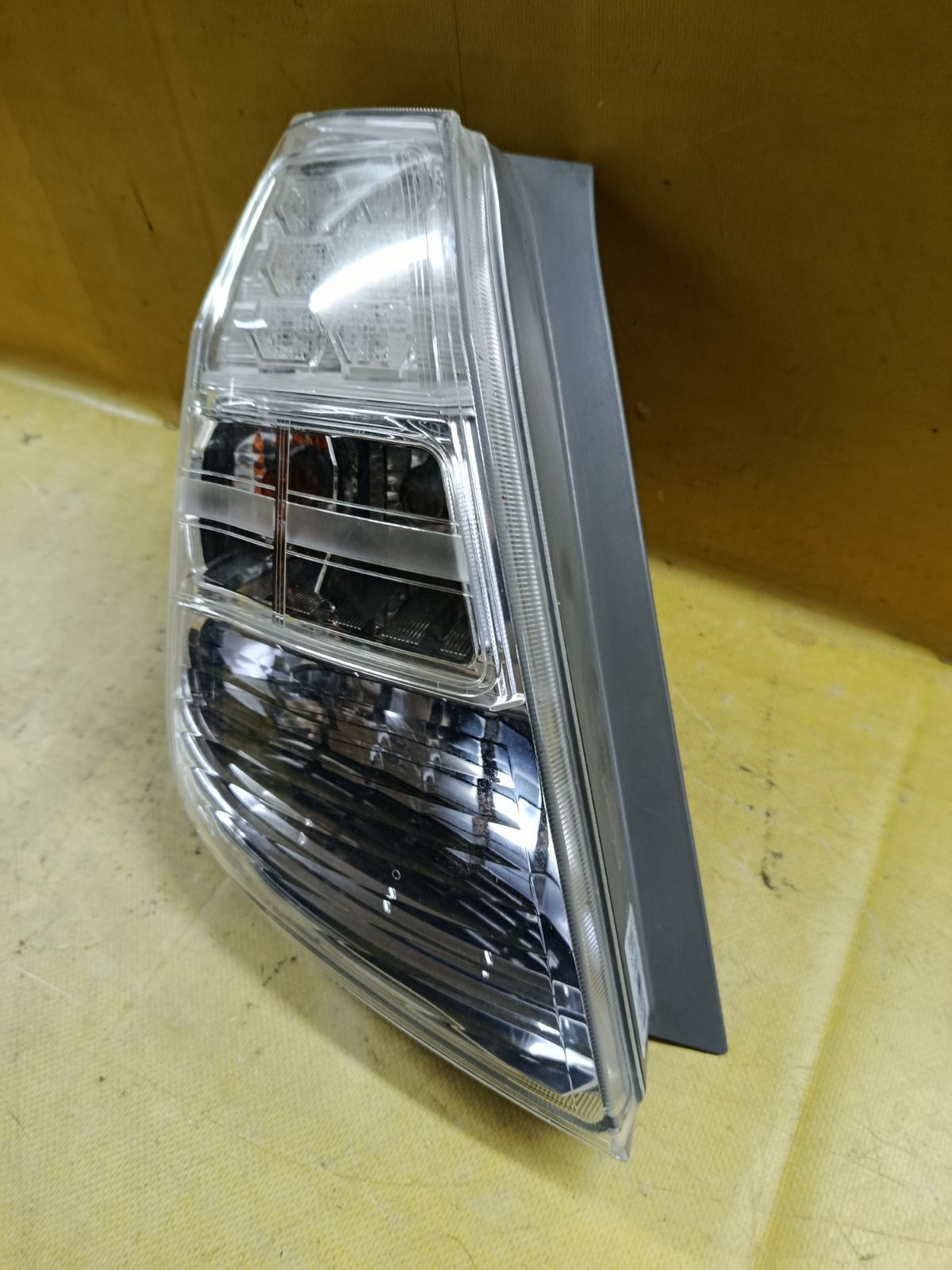 Стоп P9883 P9883 на Honda Fit Hybrid GP1 Фото 2