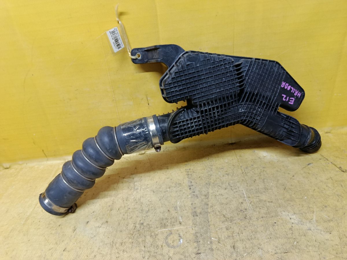 Патрубок интеркуллера на Nissan Note E12 HR12DDR Фото 1