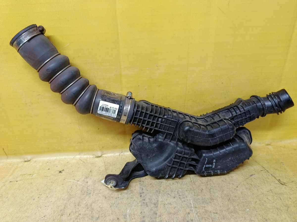 Патрубок интеркуллера на Nissan Note E12 HR12DDR Фото 2