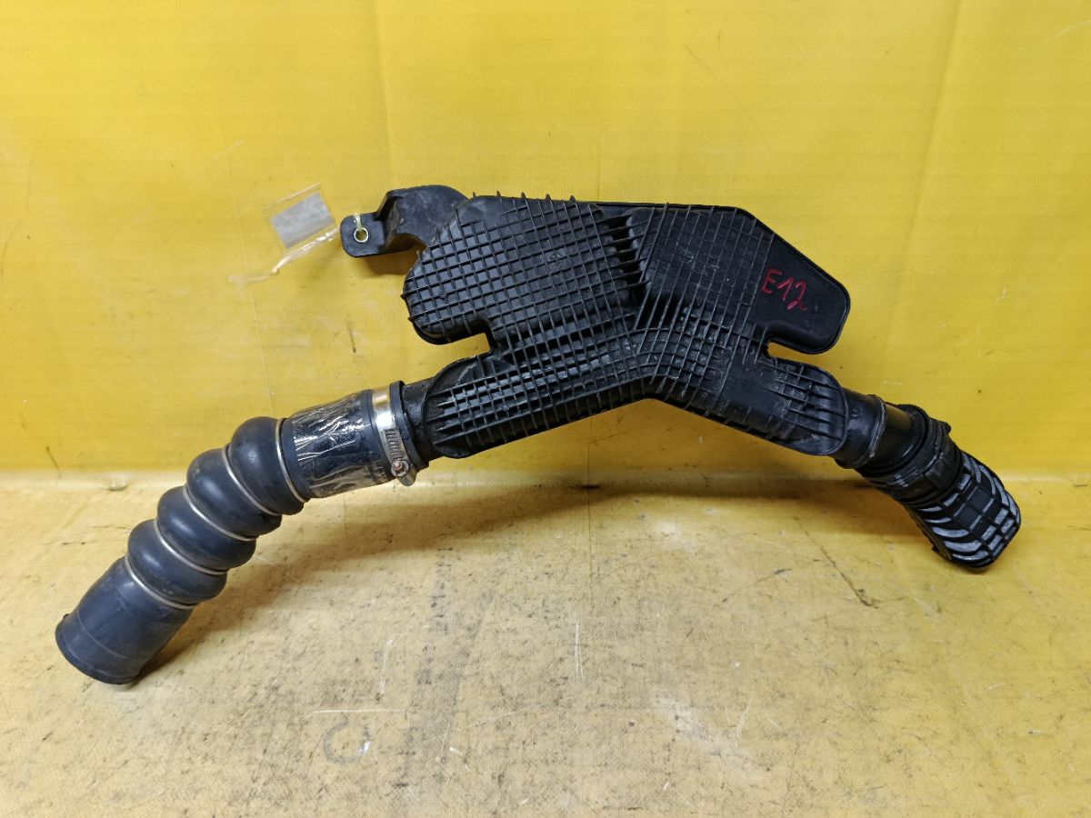 Патрубок интеркуллера на Nissan Note E12 HR12DDR Фото 1