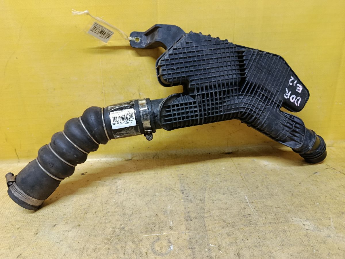 Патрубок интеркуллера на Nissan Note E12 HR12DDR Фото 1