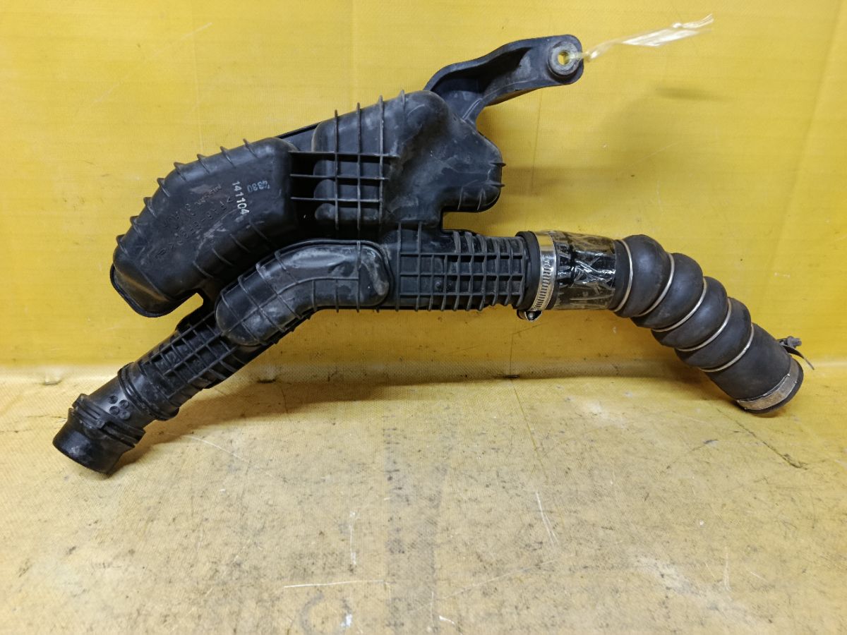 Патрубок интеркуллера на Nissan Note E12 HR12DDR Фото 2