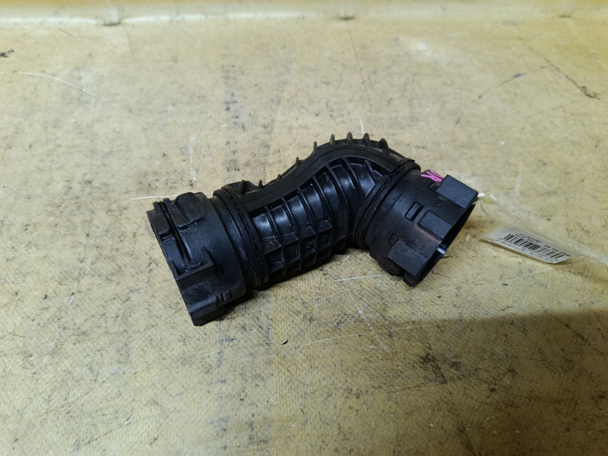 Патрубок интеркуллера на Nissan Note E12 HR12DDR Фото 1