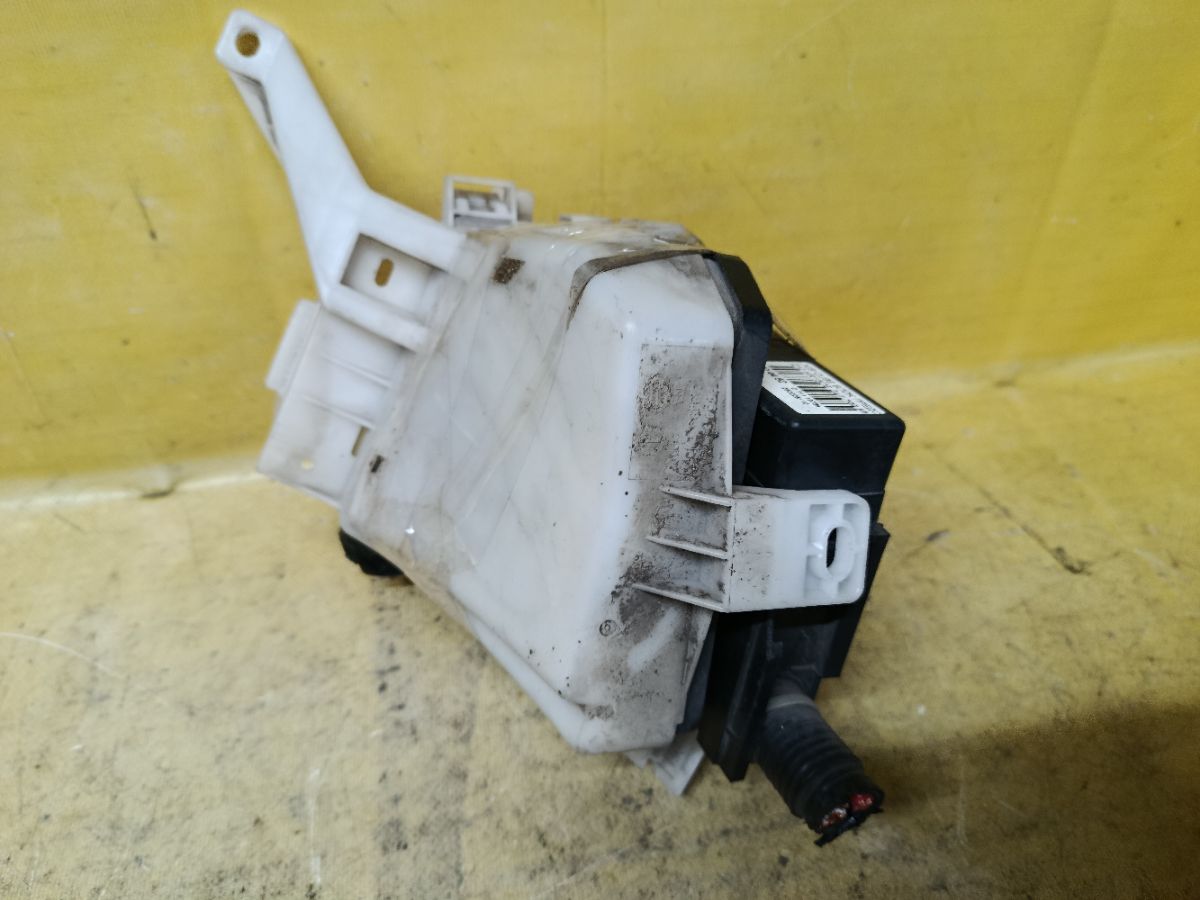 Блок предохранителей на Nissan Cube Z12 HR15DE Фото 3