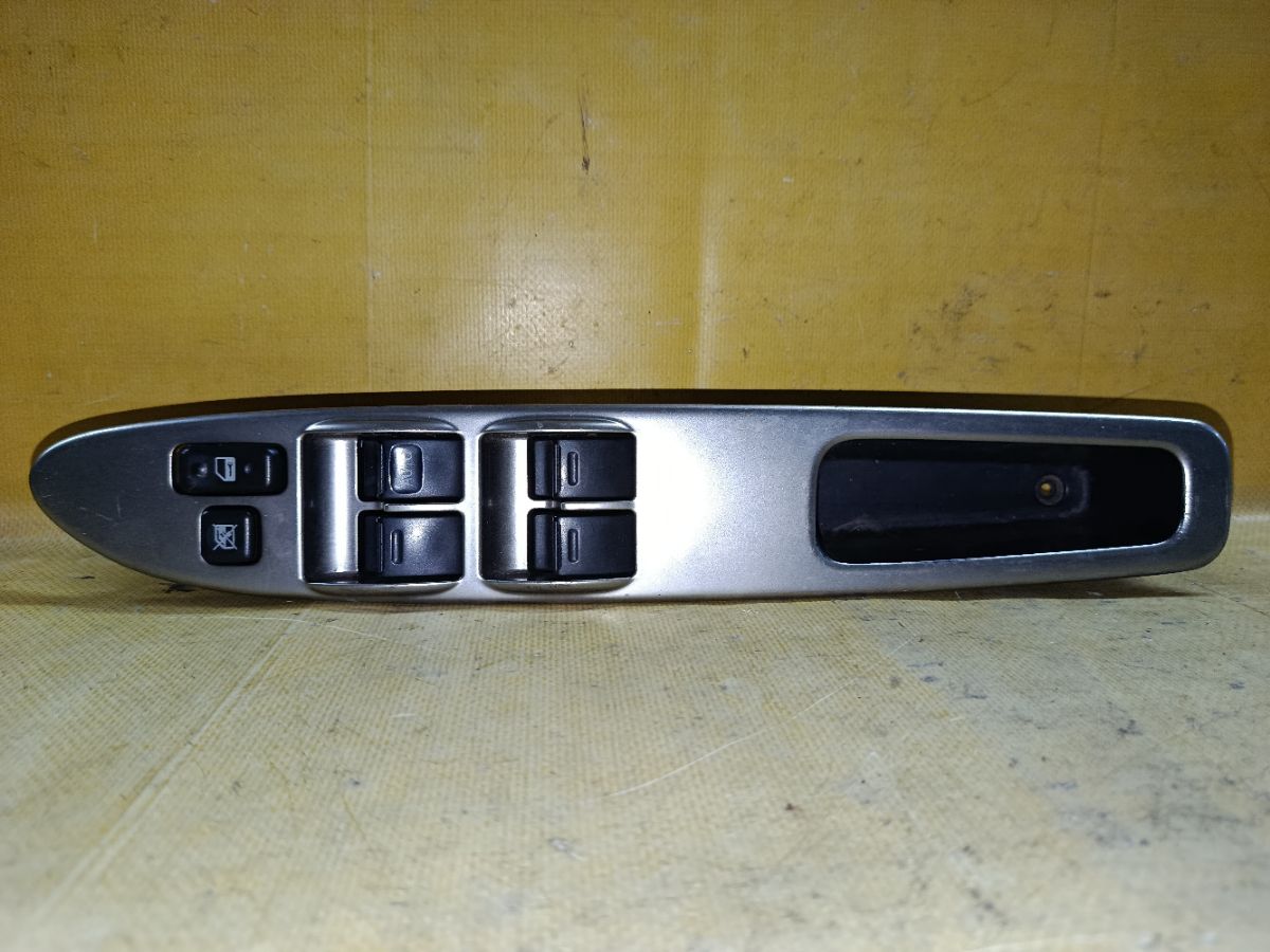 Блок упр-я стеклоподъемниками 84820-44030 на Toyota Gaia ACM10G Фото 1