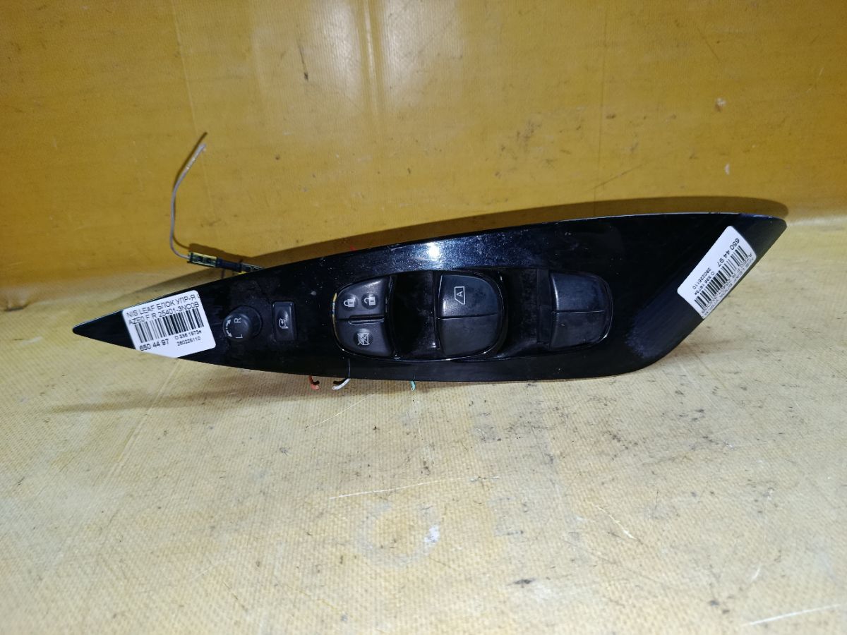 Блок упр-я стеклоподъемниками 25401-3NC0B на Nissan Leaf AZE0 Фото 1