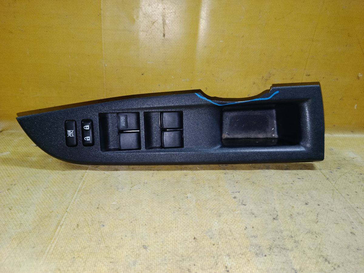 Блок упр-я стеклоподъемниками 84820-52430 на Toyota Ractis NCP120 Фото 1
