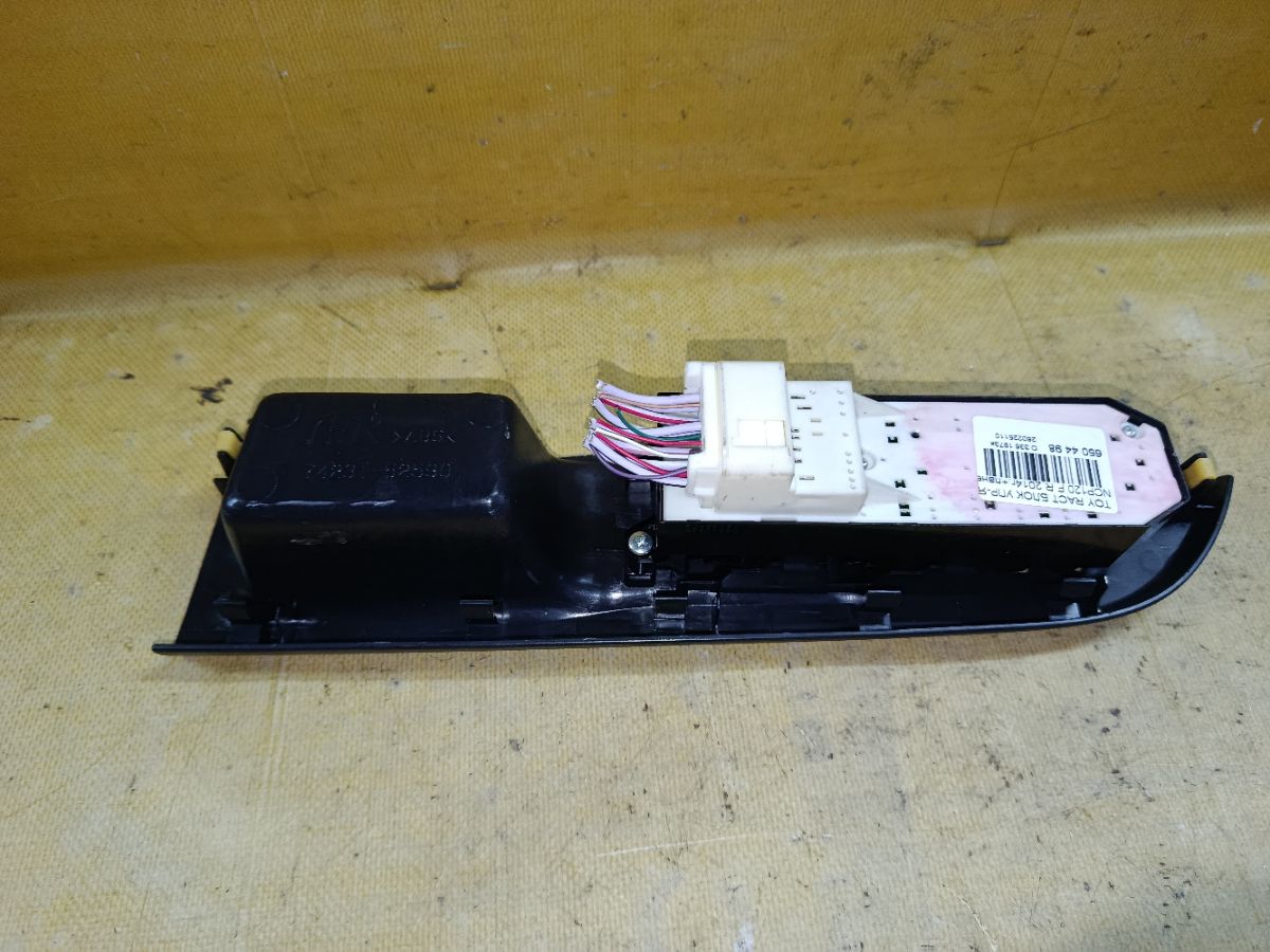 Блок упр-я стеклоподъемниками 84820-52430 на Toyota Ractis NCP120 Фото 3
