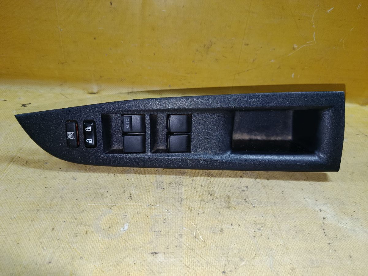 Блок упр-я стеклоподъемниками 84820-52430 на Toyota Ractis NCP120 Фото 1