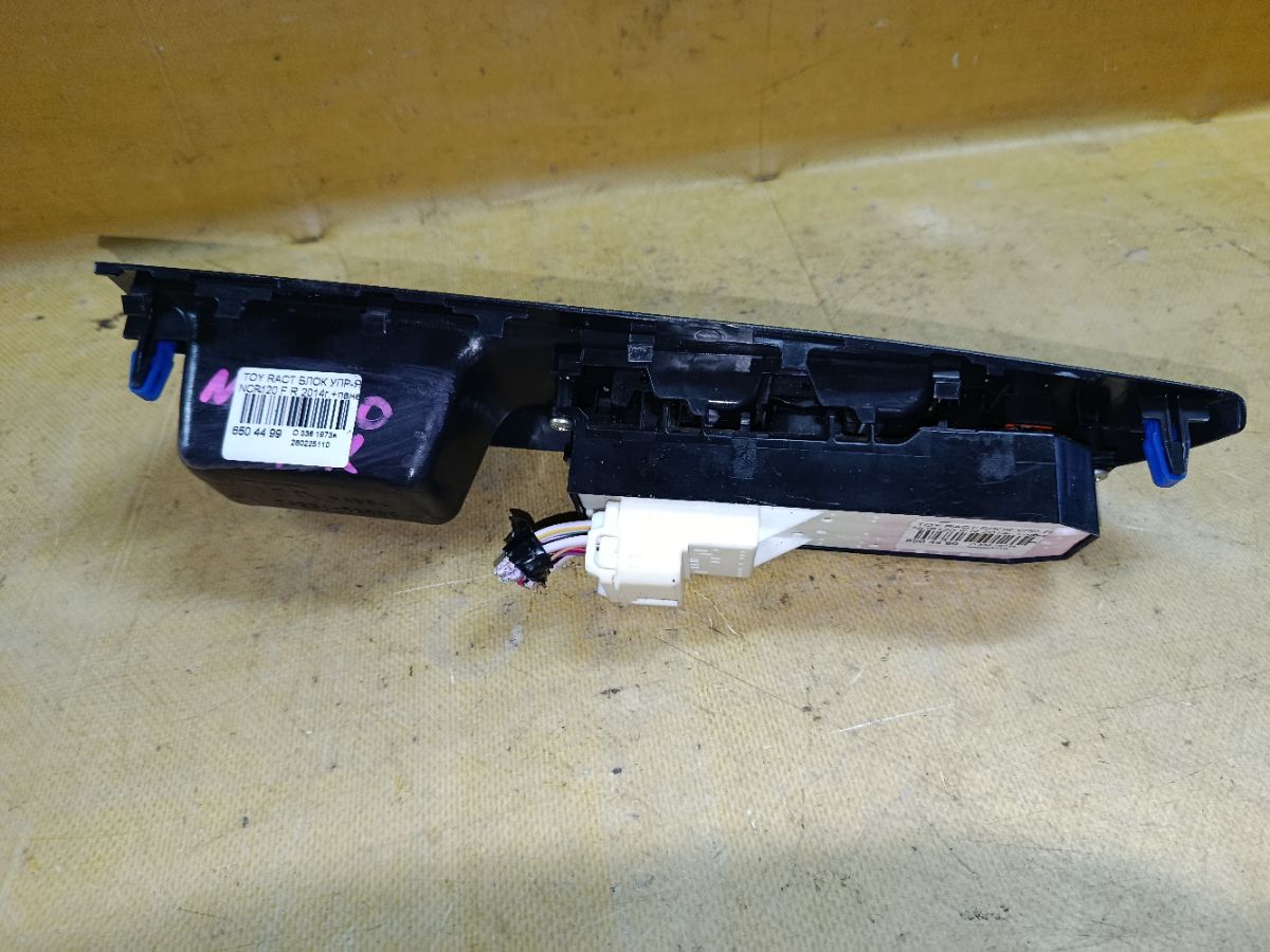 Блок упр-я стеклоподъемниками 84820-52430 на Toyota Ractis NCP120 Фото 2