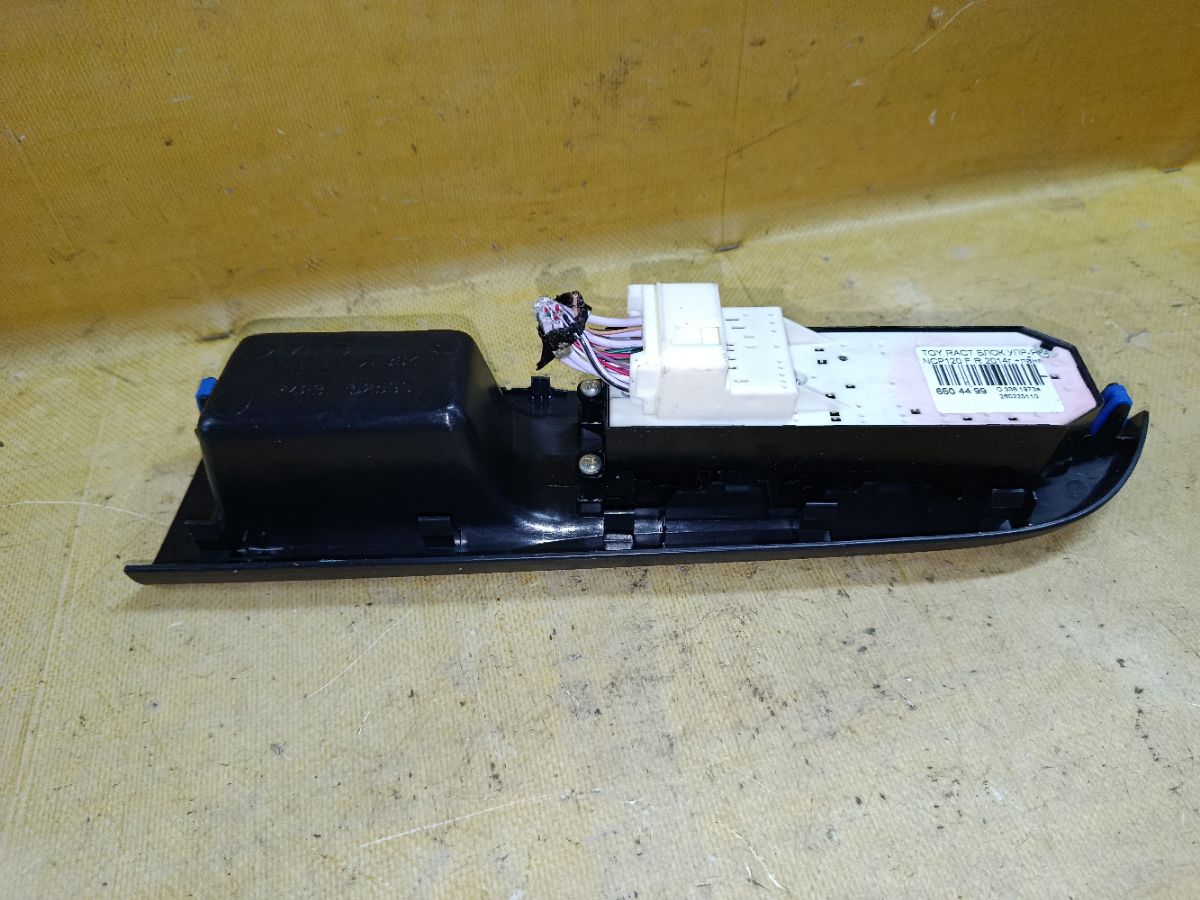 Блок упр-я стеклоподъемниками 84820-52430 на Toyota Ractis NCP120 Фото 3