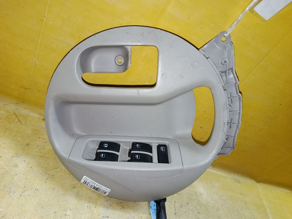 Блок упр-я стеклоподъемниками на Toyota Passo NGC30 Фото 1