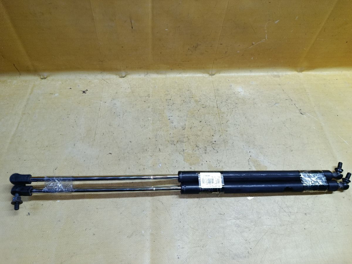 Амортизатор двери на Honda Stream RN6 Фото 1