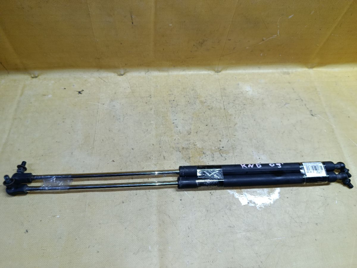 Амортизатор двери на Honda Stream RN6 Фото 2