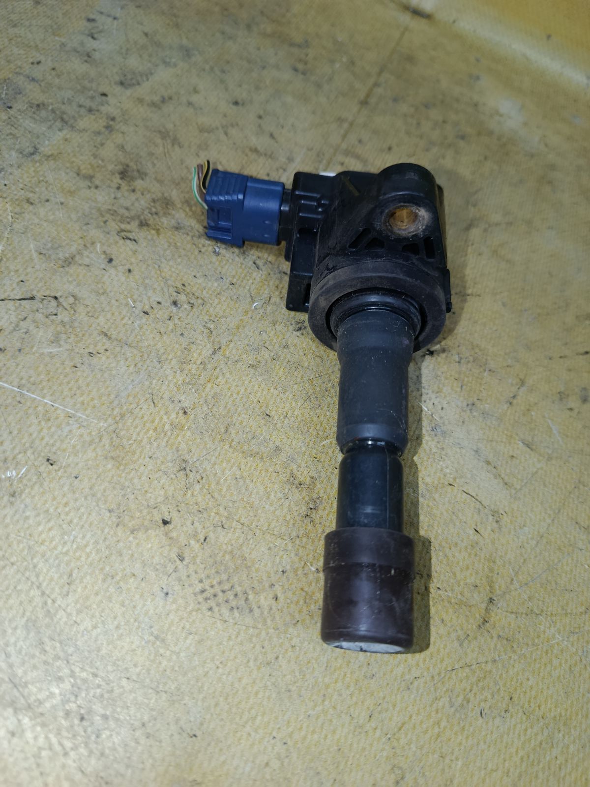 Катушка зажигания CM11-116 на Honda Fit GE6 L13A Фото 1