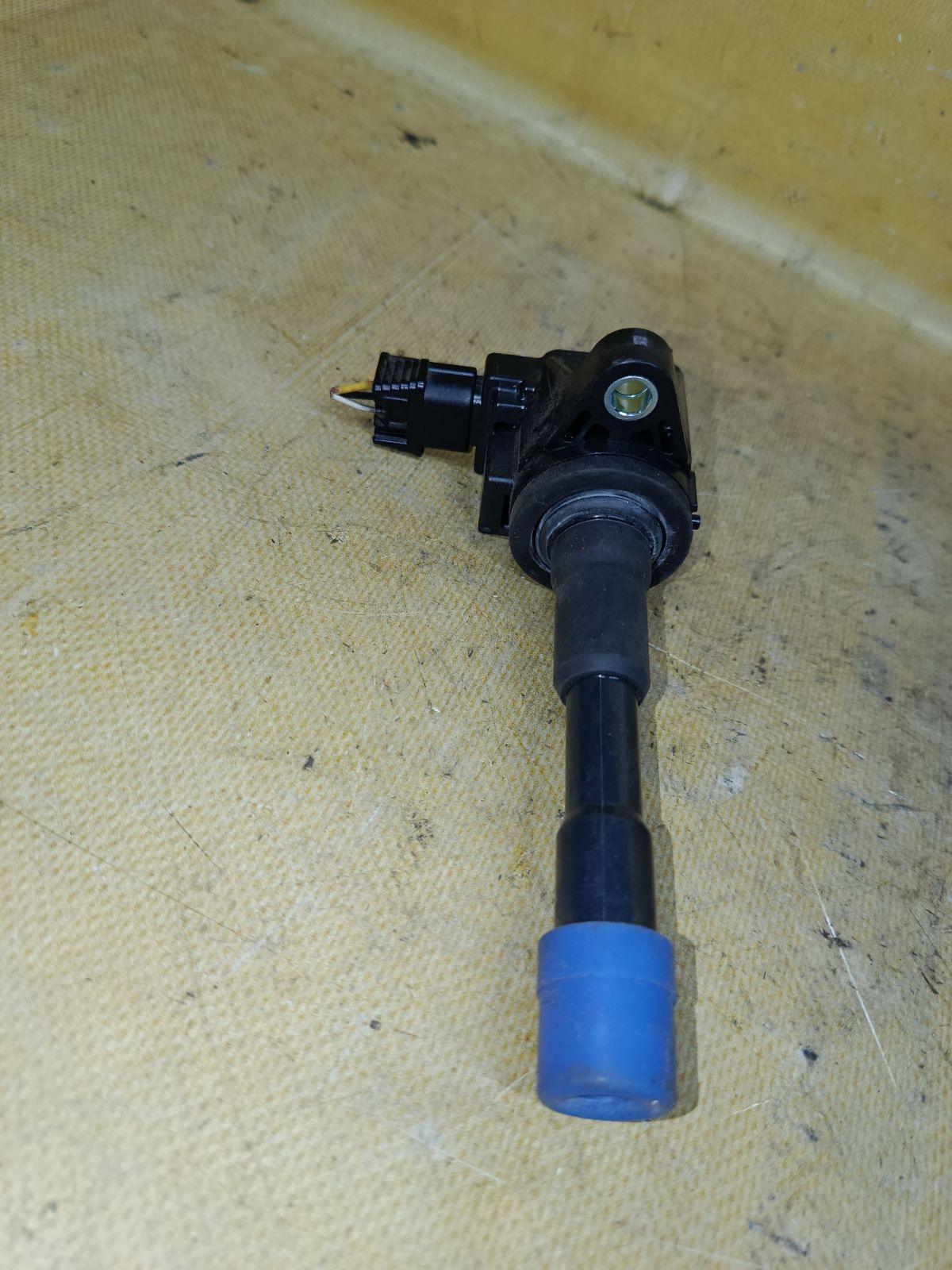 Катушка зажигания CM11-118 на Honda Fit Hybrid GP1 LDA Фото 1
