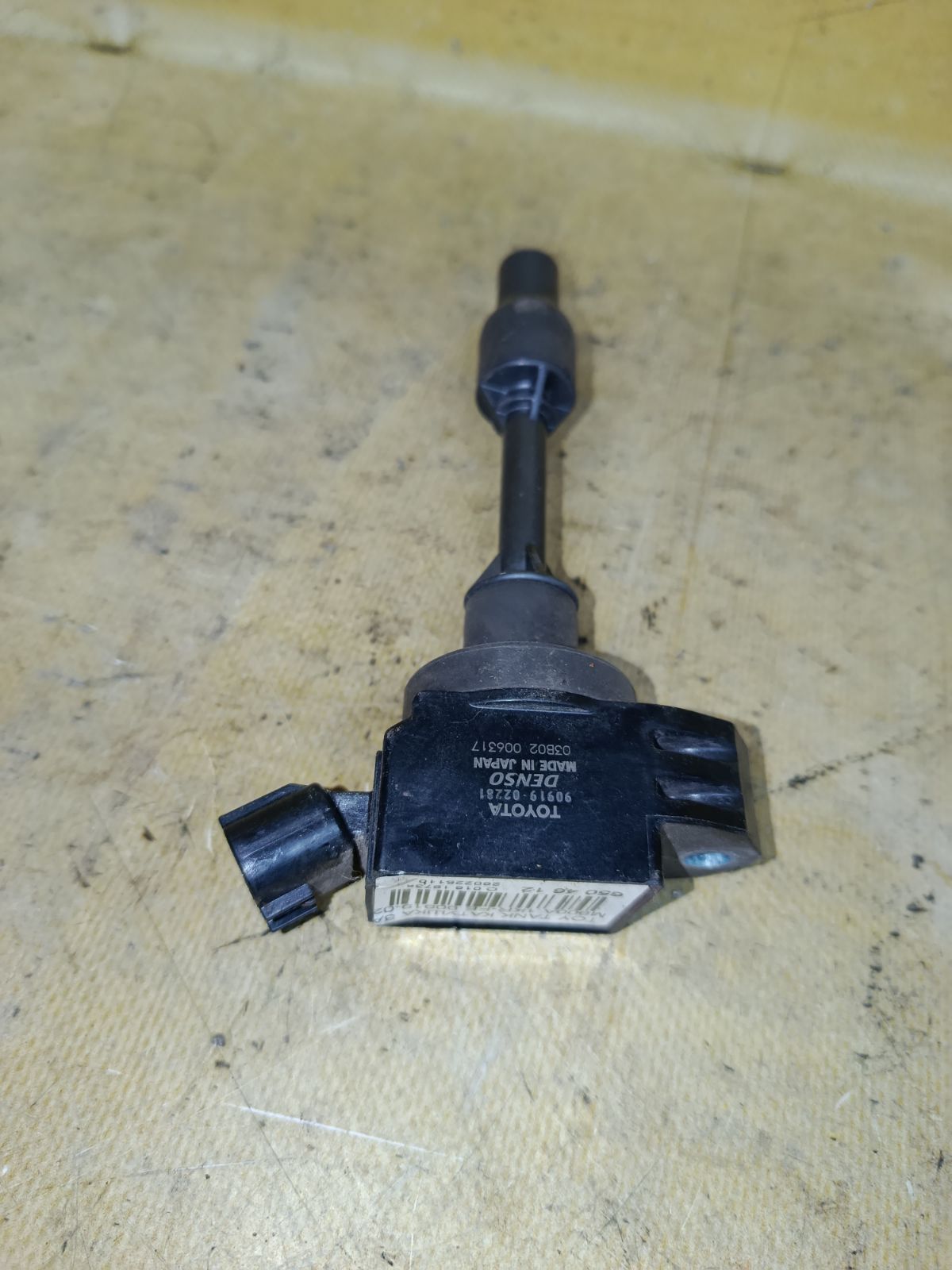 Катушка зажигания 90919-02281 на Toyota Tank M900A 1KR-FE Фото 1