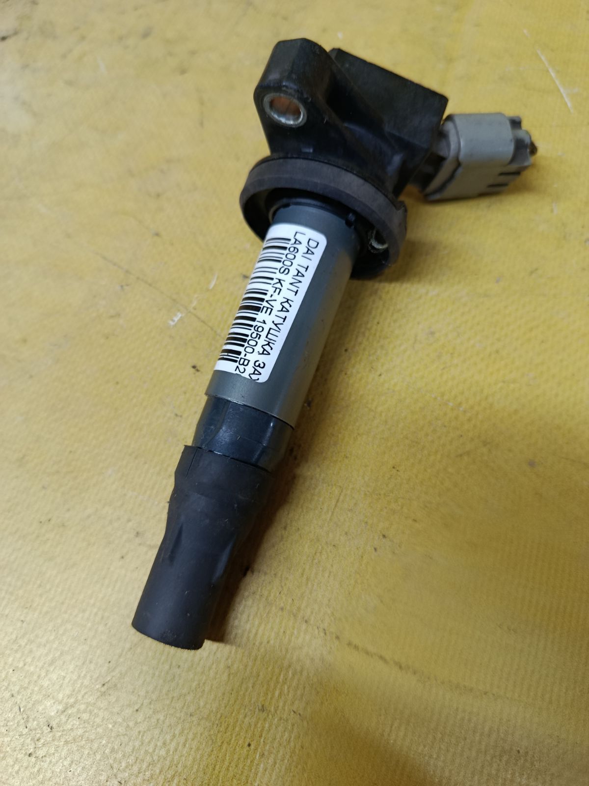 Катушка зажигания 19500-B2050 на Daihatsu Tanto LA600S KF-VE Фото 1