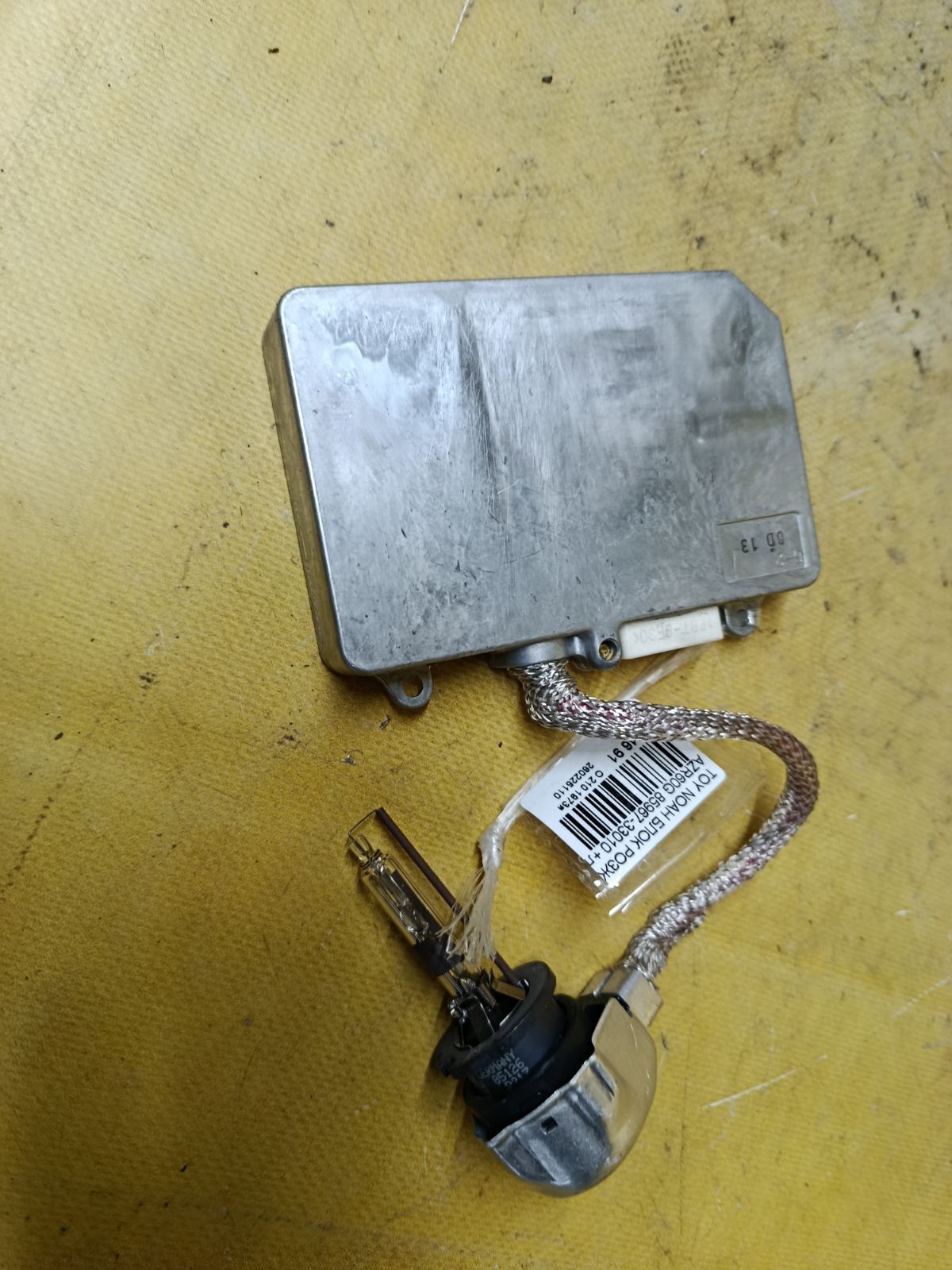 Блок розжига ксенона 85967-33010 на Toyota Noah AZR60G Фото 2