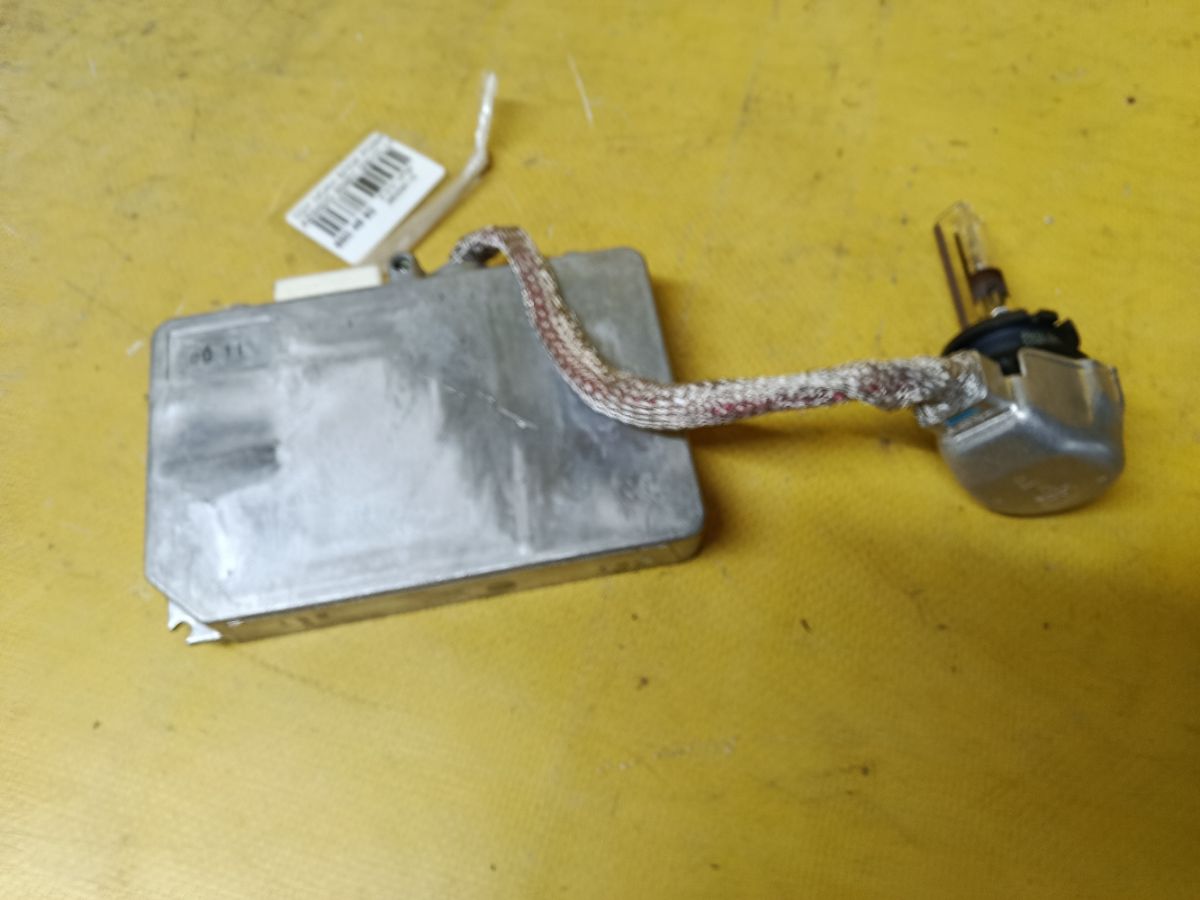 Блок розжига ксенона 85967-33010 на Toyota Noah AZR60G Фото 1