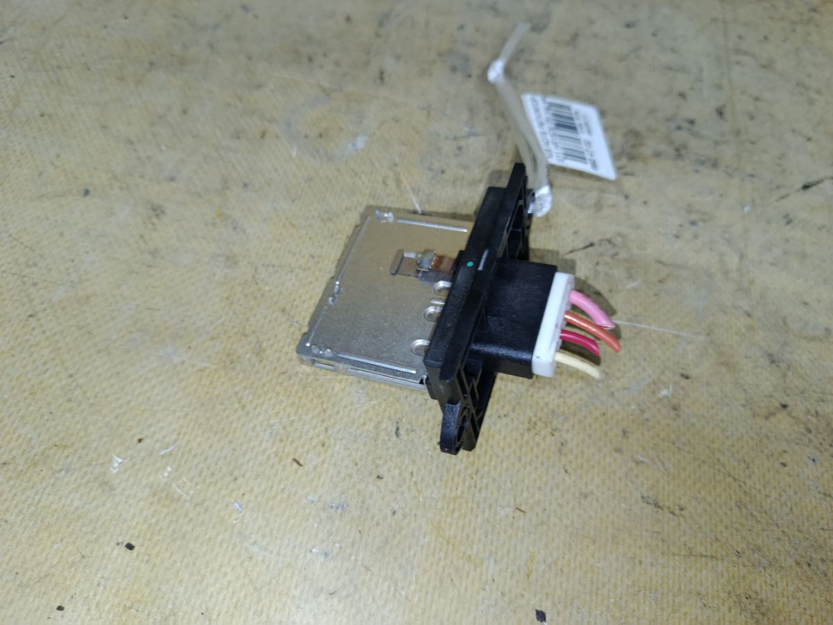 Регулятор скорости мотора отопителя на Nissan Note E11 HR15DE Фото 1