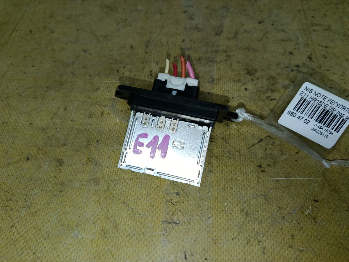 Регулятор скорости мотора отопителя на Nissan Note E11 HR15DE Фото 2