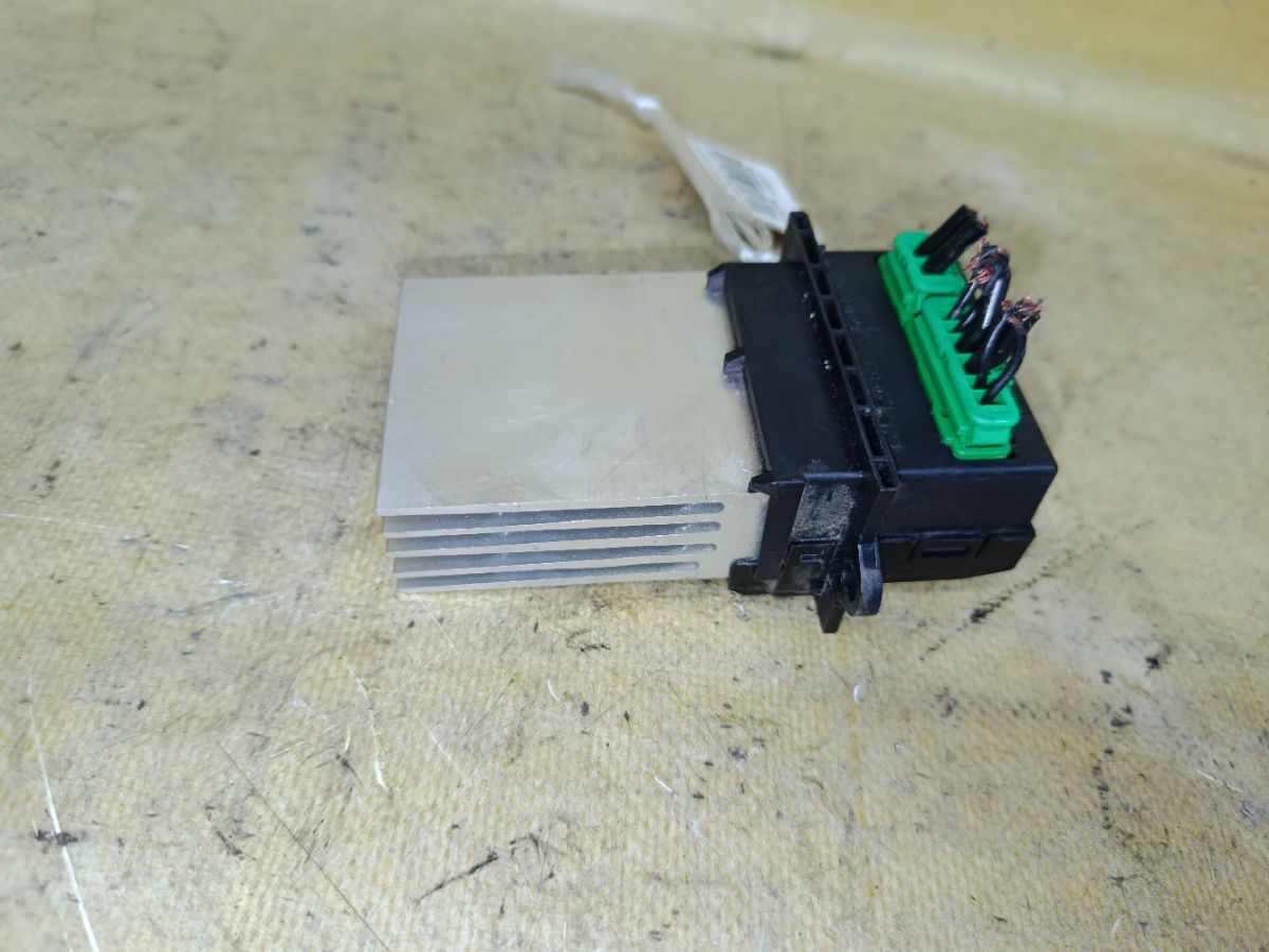 Регулятор скорости мотора отопителя на Nissan Tiida C11 HR15DE Фото 1