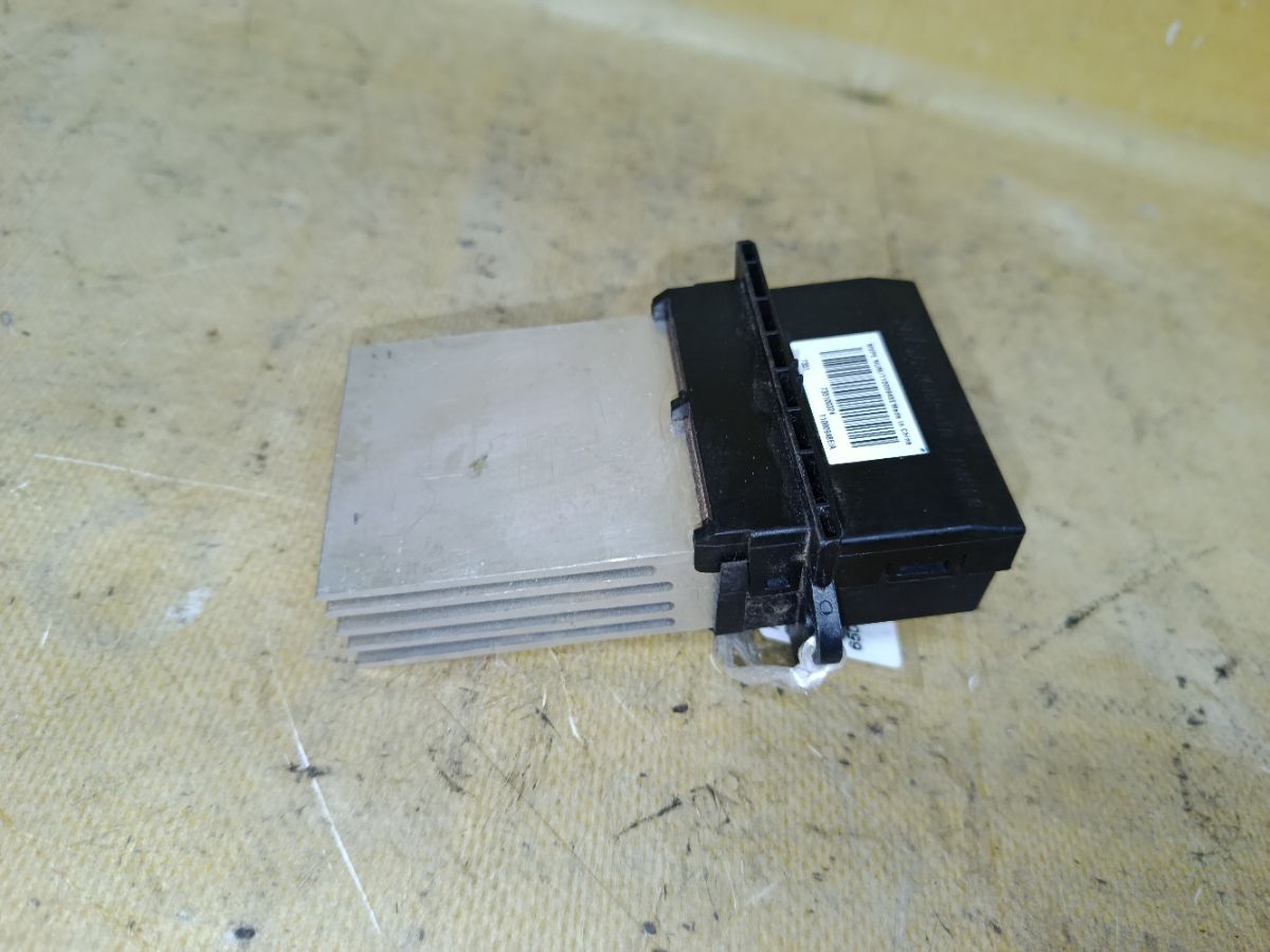 Регулятор скорости мотора отопителя на Nissan Tiida C11 HR15DE Фото 2