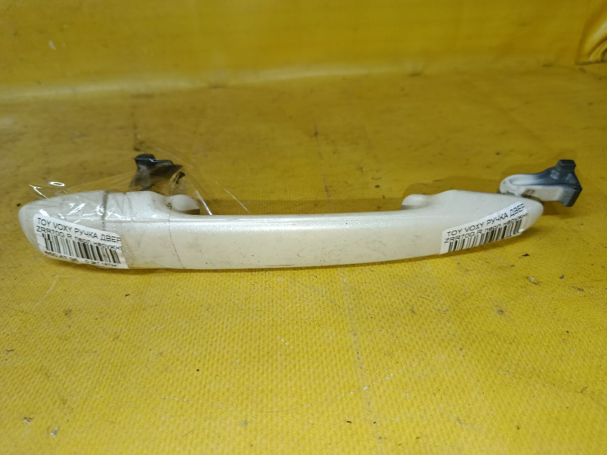 Ручка двери на Toyota Voxy ZRR70G Фото 1