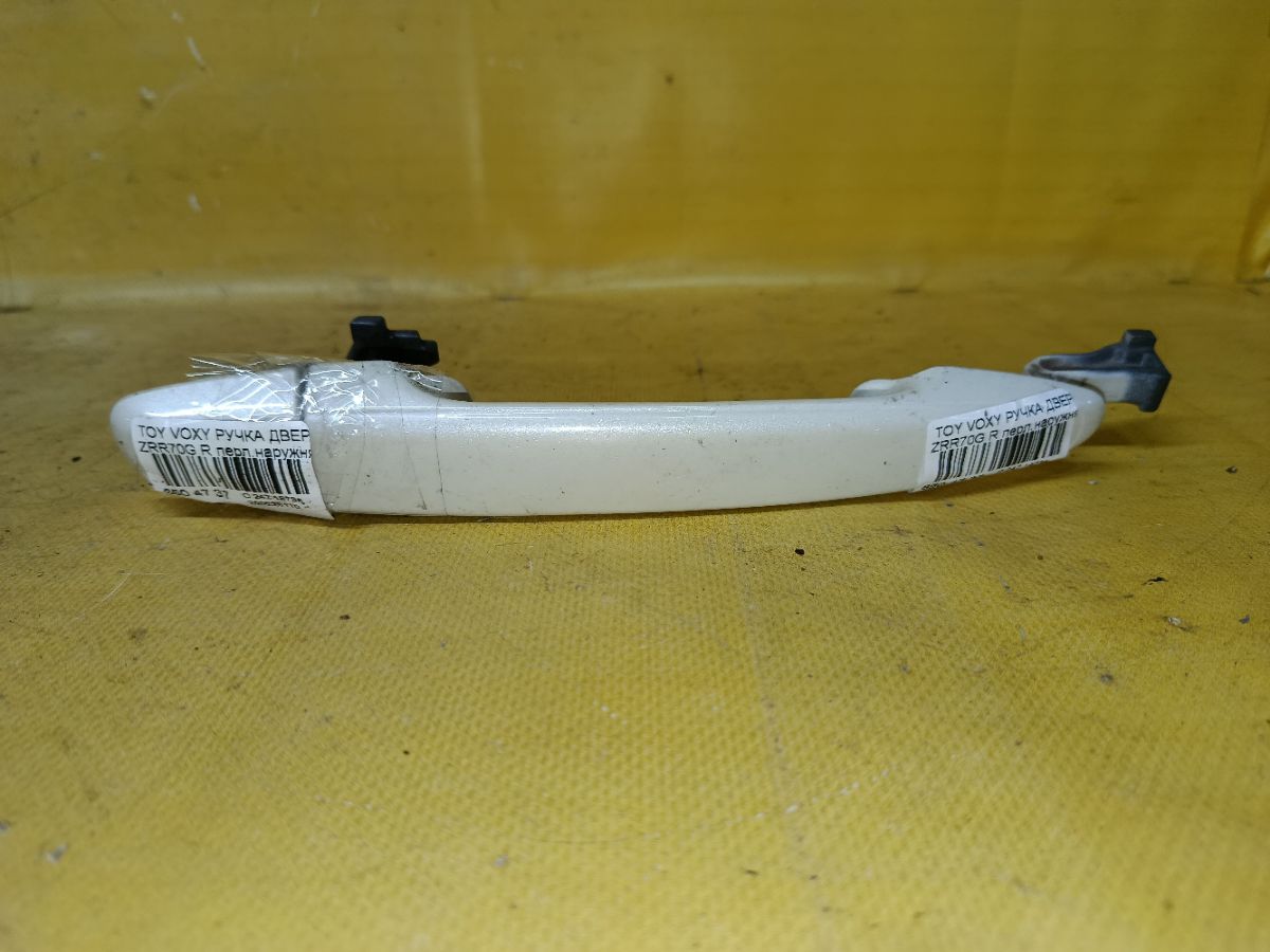 Ручка двери на Toyota Voxy ZRR70G Фото 1