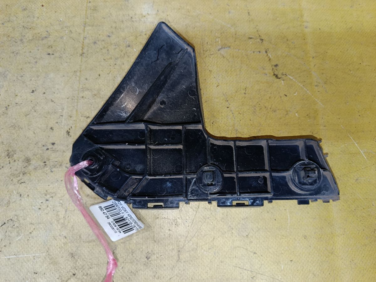 Крепление бампера 52116-28160 на Toyota Voxy ZRR70G Фото 2