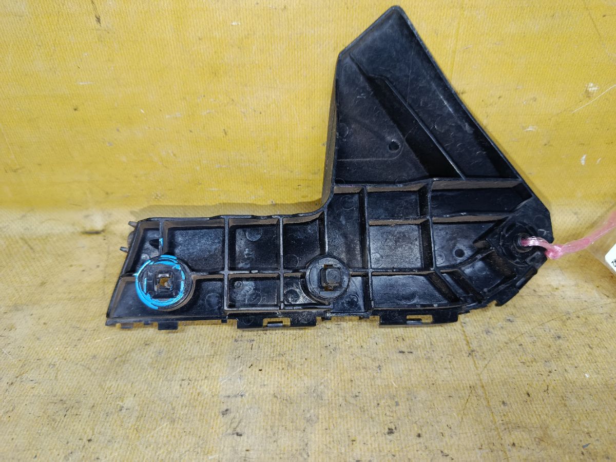 Крепление бампера 52115-28160 на Toyota Voxy ZRR70G Фото 1