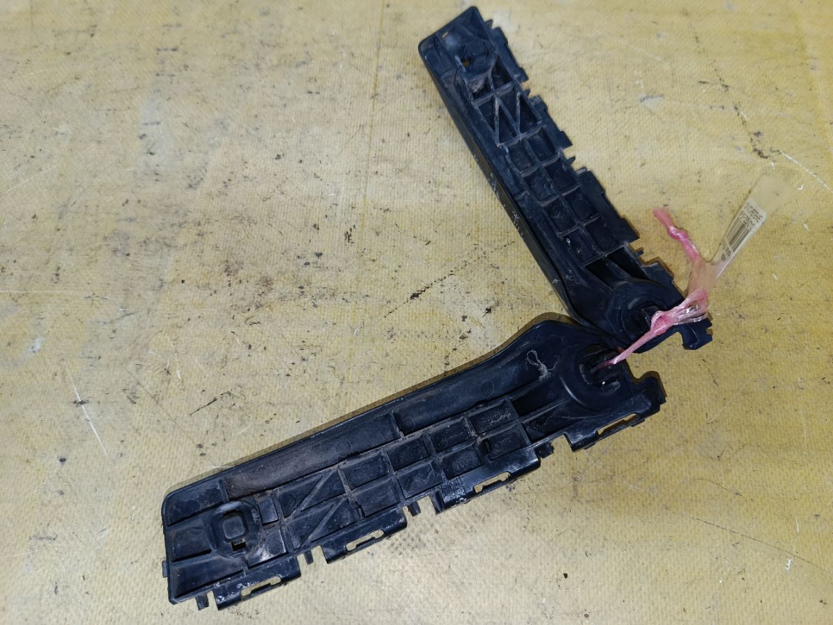 Крепление бампера 52535-52110, 52536-52080 на Toyota Vitz KSP130 Фото 1