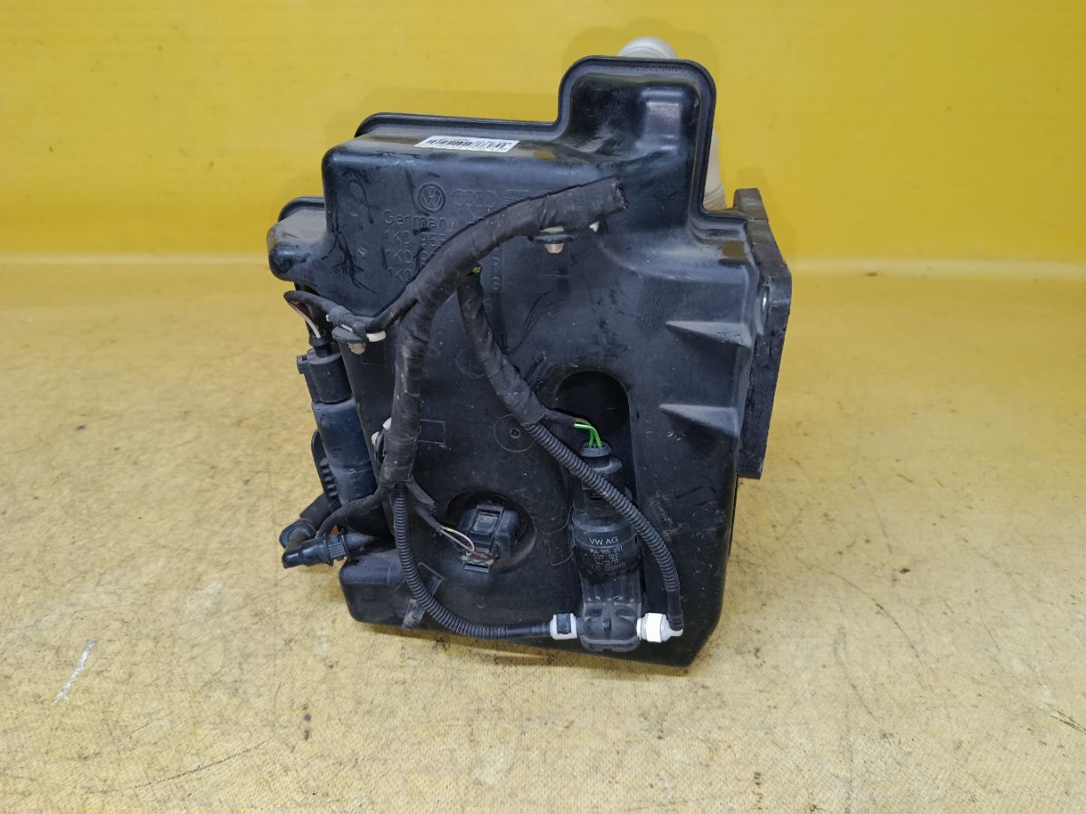 Бачок омывателя 1K0955453S, 1K0955453Q, 1K0955453R на Volkswagen Golf Vi 5K Фото 3