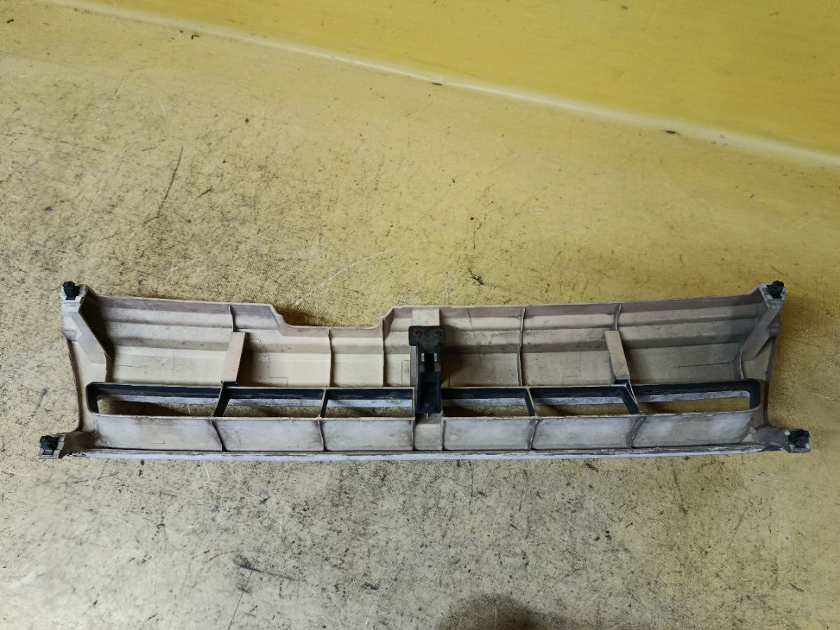 Решетка радиатора 62310-2U301 на Nissan Cube AZ10 Фото 4