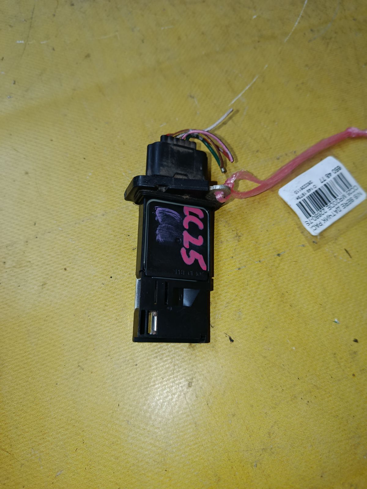 Датчик расхода воздуха 22680-7S000 на Nissan Serena CC25 MR20DE Фото 2