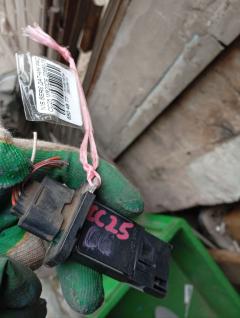 Датчик расхода воздуха 22680-7S000 на Nissan Serena CC25 MR20DE Фото 3