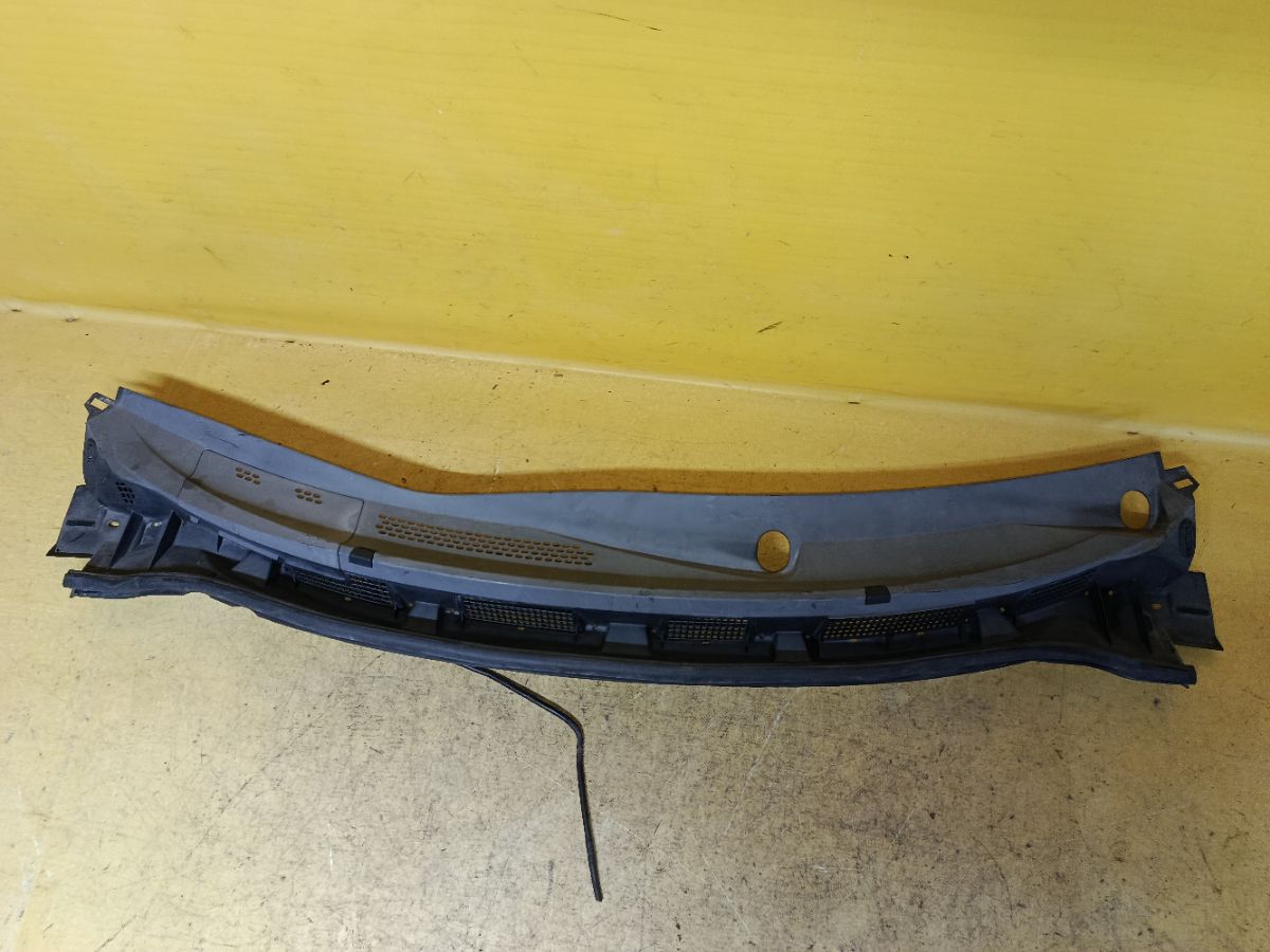 Решетка под лобовое стекло 66862-ED500, 66820-ED50A на Nissan Tiida C11 Фото 1